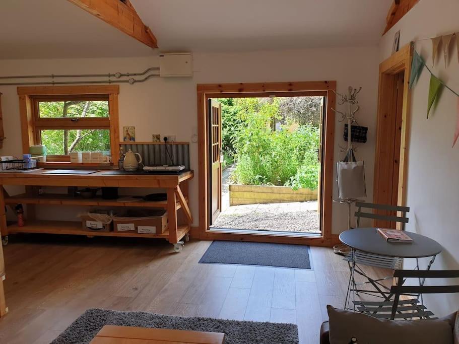 The Potting Shed Near Tenby, 100" Projector, Four Poster Bed, On-Site Hot Tub Access Via Spa Pack, Breakfast Dış mekan fotoğraf
