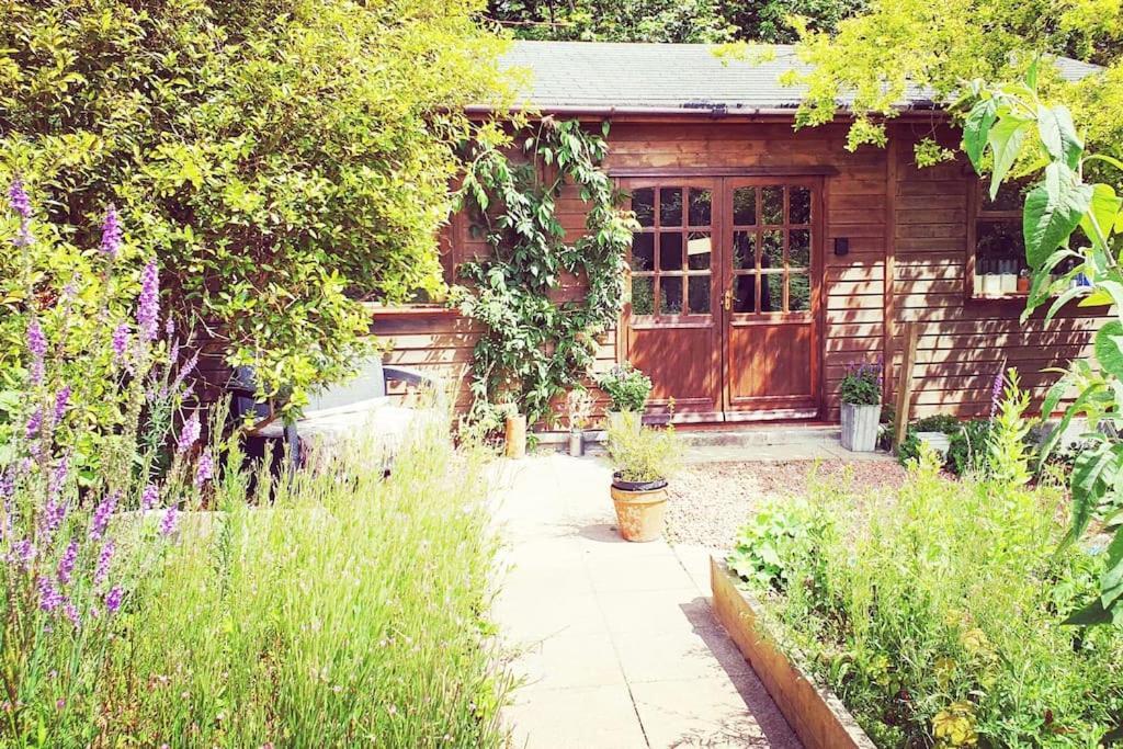The Potting Shed Near Tenby, 100" Projector, Four Poster Bed, On-Site Hot Tub Access Via Spa Pack, Breakfast Dış mekan fotoğraf