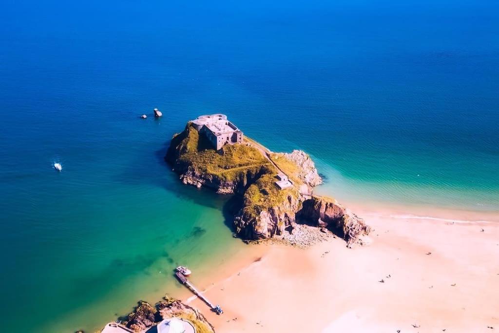 The Potting Shed Near Tenby, 100" Projector, Four Poster Bed, On-Site Hot Tub Access Via Spa Pack, Breakfast Dış mekan fotoğraf
