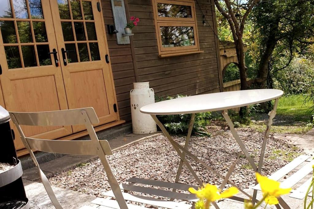 The Potting Shed Near Tenby, 100" Projector, Four Poster Bed, On-Site Hot Tub Access Via Spa Pack, Breakfast Dış mekan fotoğraf