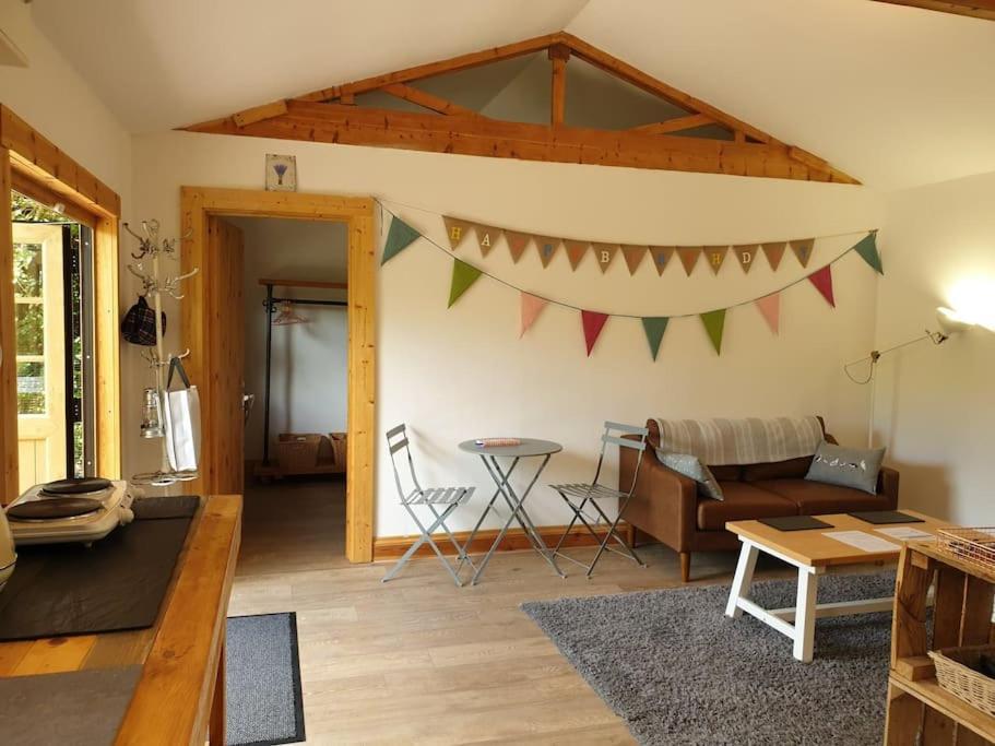 The Potting Shed Near Tenby, 100" Projector, Four Poster Bed, On-Site Hot Tub Access Via Spa Pack, Breakfast Dış mekan fotoğraf