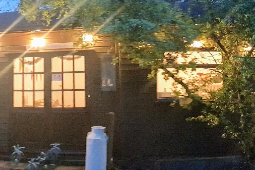The Potting Shed Near Tenby, 100" Projector, Four Poster Bed, On-Site Hot Tub Access Via Spa Pack, Breakfast Dış mekan fotoğraf