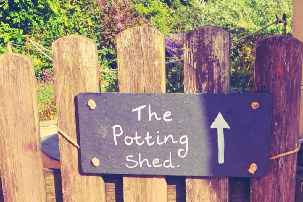 The Potting Shed Near Tenby, 100" Projector, Four Poster Bed, On-Site Hot Tub Access Via Spa Pack, Breakfast Dış mekan fotoğraf
