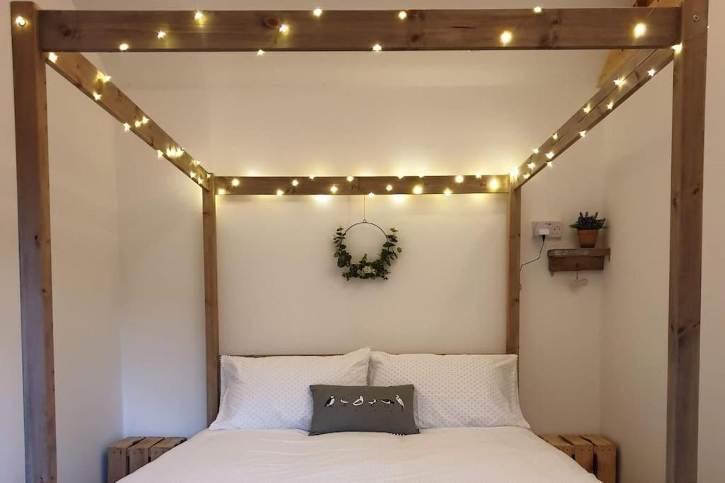 The Potting Shed Near Tenby, 100" Projector, Four Poster Bed, On-Site Hot Tub Access Via Spa Pack, Breakfast Dış mekan fotoğraf