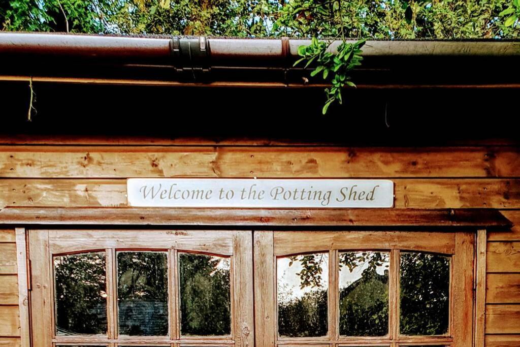 The Potting Shed Near Tenby, 100" Projector, Four Poster Bed, On-Site Hot Tub Access Via Spa Pack, Breakfast Dış mekan fotoğraf